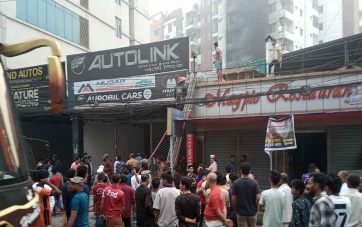 নর্দায় গাড়ির গ্যারেজে আগুন, নিয়ন্ত্রণে ৬ ইউনিট