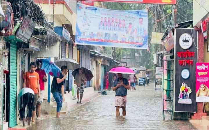 সামান্য বৃষ্টিতেই ডুবছে ফেঞ্চুগঞ্জ বাজারের সড়ক