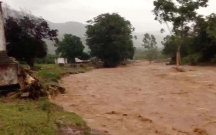 জিম্বাবুয়েতে বন্যার পানিতে ভেসে গেল গাড়ি, নিহত ৯