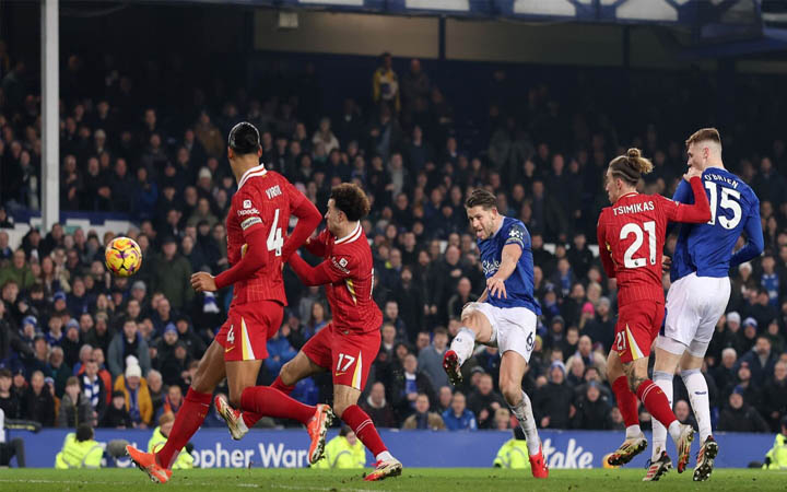 এভারটনের শেষের চমকে পয়েন্ট ভাগাভাগি করল লিভারপুল