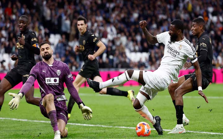 ভিনিসিয়ুসের পেনাল্টি মিসে রিয়ালের হার