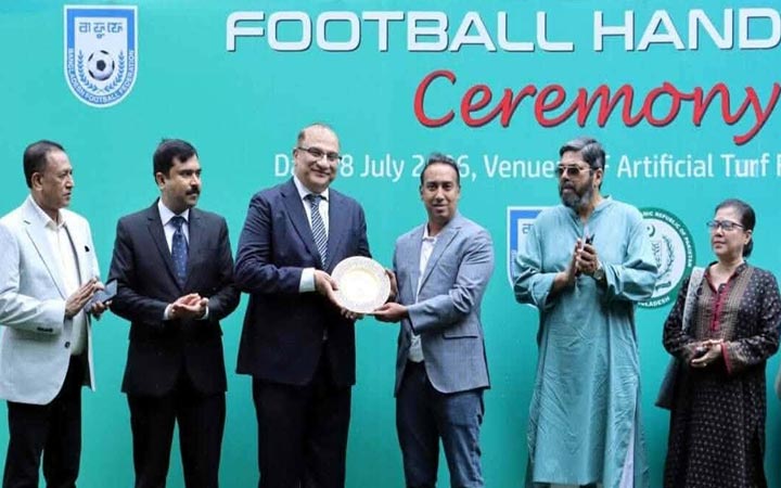 বাফুফেকে ১ হাজার ফুটবল উপহার দিলো পাকিস্তান হাইকমিশন