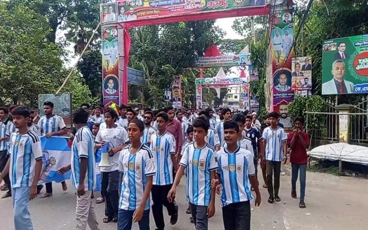 ফরিদপুরে বাদ্যযন্ত্র বাজিয়ে আর্জেন্টিনা সমর্থকদের শোভাযাত্রা
