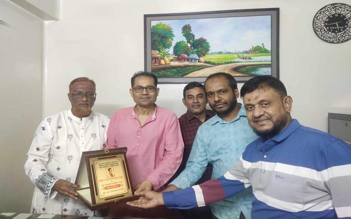 গাবুরা ওয়েলফেয়ার সোসাইটির সভাপতি নূরুর রহমাকে অভিনন্দন ও সম্মাননা প্রদান