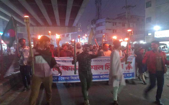 হাইকমিশনে হামলার প্রতিবাদে কালিয়াকৈরে মশাল মিছিল