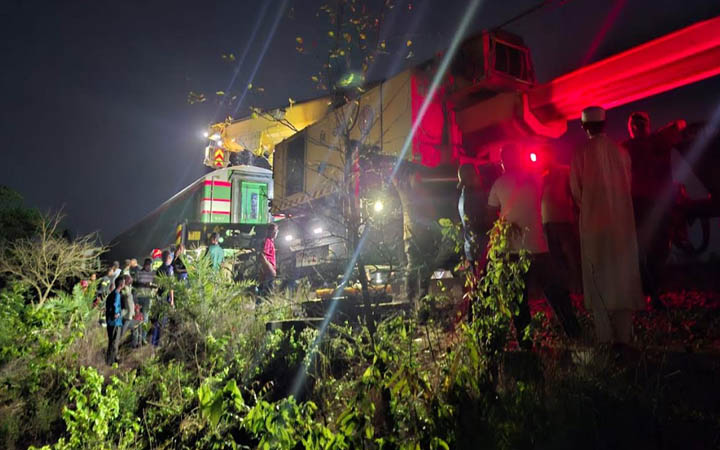 গাজীপুরে লাইনচ্যুত ৪ বগি উদ্ধার, ১৪ ঘণ্টা পর ট্রেন চলাচল শুরু