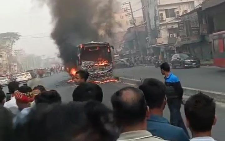 গাজীপুরে যাত্রীবাহী বাসে আগুন
