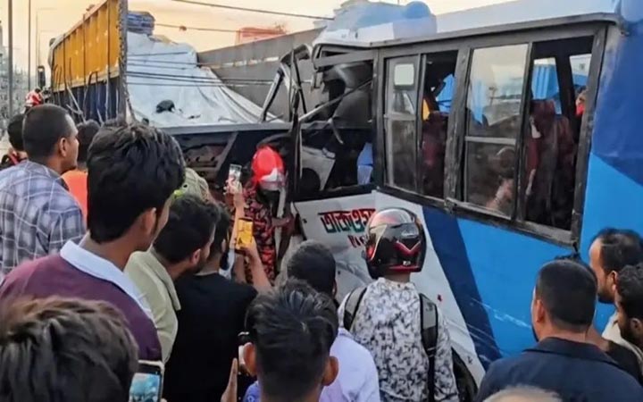 গাজীপুরে বাস-ট্রাক সংঘর্ষে নিহত বেড়ে ৩