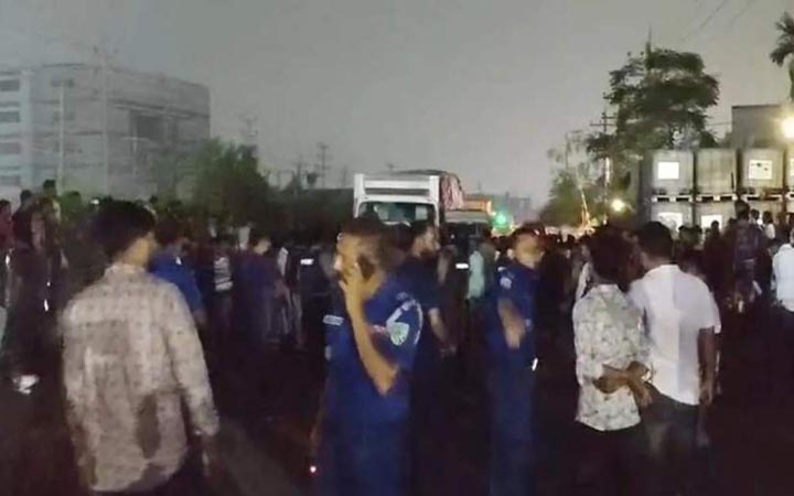 মধ্যরাতে বকেয়া বেতনের দাবিতে গাজীপুরের মহাসড়ক অবরোধ