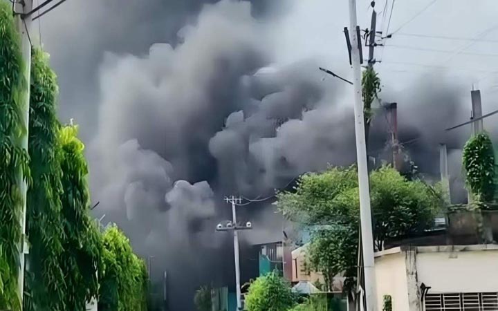 গাজীপুরে টায়ার-তেল কারখানায় আগুন