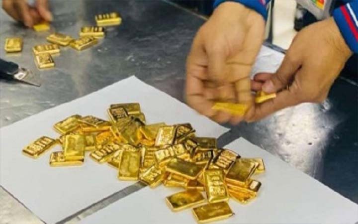 জ্যাকেটের হাতায় ২ কোটি টাকার সোনা