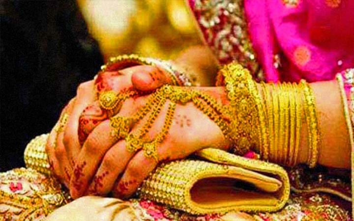 দেশের বাজারে স্বর্ণের দাম কমলো