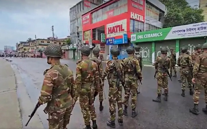 গোপালগঞ্জে রাত ৮টা থেকে ২২ ঘণ্টার কারফিউ