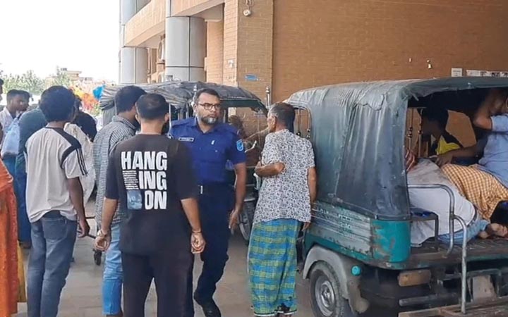 গোপালগঞ্জে বাসের চাপায় ভ্যানচালক নিহত