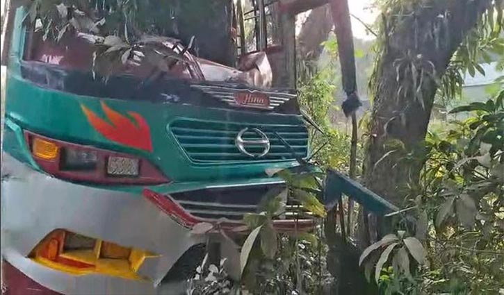গোপালগঞ্জে ট্রাকের সঙ্গে সংঘর্ষে ১২ বাসযাত্রী আহত