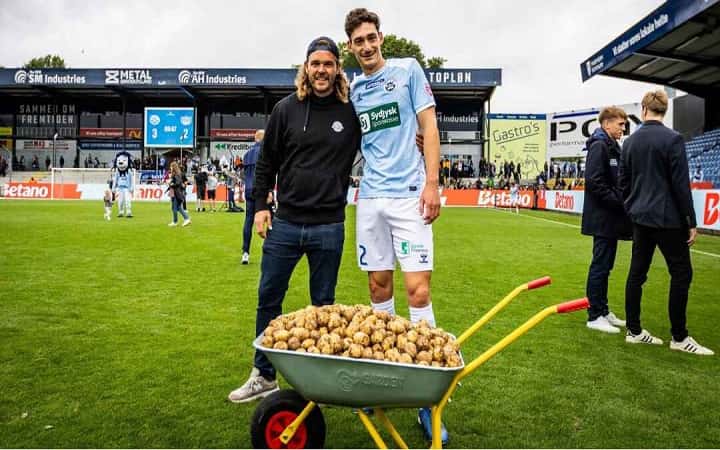 ম্যাচসেরা হয়ে ৫৫ কেজি আলু পুরস্কার পেলেন ফুটবলার