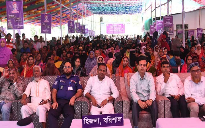 হিজলায় ফ্যামিলি কার্ড পেল ১ হাজার ৬৫ পরিবার
