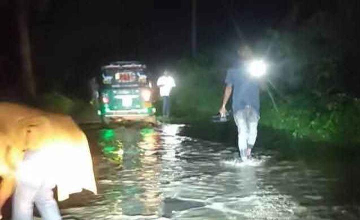 খোয়াই নদীর বাঁধ ভেঙে প্লাবিত ১০ গ্রাম, দুর্ভোগে হাজারো মানুষ