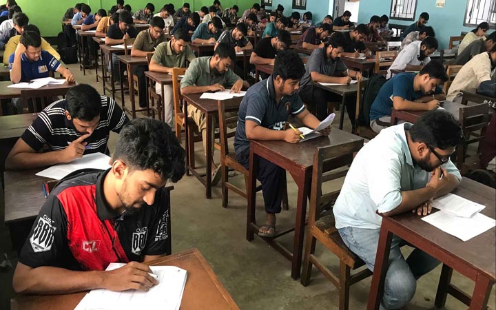 চুয়েটে ওয়াক ইন ইন্টারভিউয়ে কর্মী নিল হুয়াওয়ে