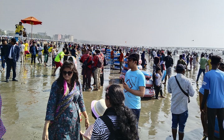 বড়দিনে কক্সবাজারে পর্যটকের বাঁধভাঙা উচ্ছ্বাস