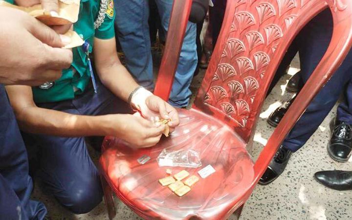 সাড়ে ছয় পিচ সোনার বারসহ এক যুবক গ্রেফতার