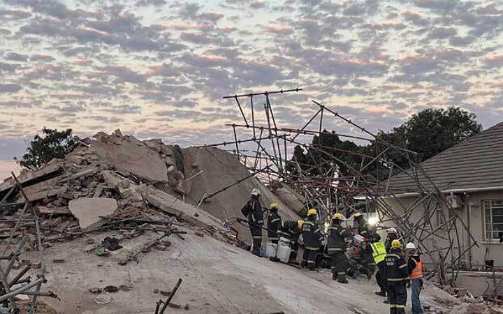 দক্ষিণ আফ্রিকায় ভবনধস: ৫ দিন পর একজনকে জীবিত উদ্ধার