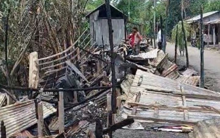 অগ্নিকাণ্ডে ৯ দোকান পুড়ে ছাই হয়েছে শরীয়তপুরে