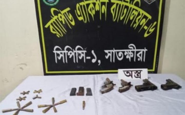 সাতক্ষীরার মাহমুদপুর থেকে অস্ত্র-গুলি জব্দ