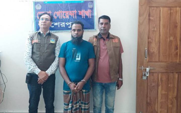 ১২৯২ বস্তা ভারতীয় চিনিসহ গ্রেফতার ১