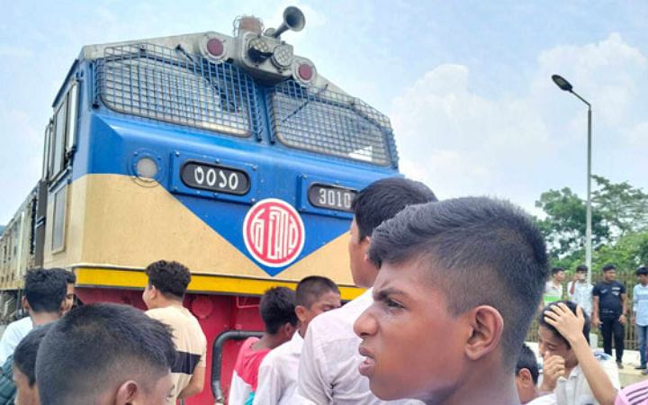 ট্রেনে কাটা পড়ে শিক্ষার্থীর মৃত্যু, রেললাইন অবরোধ