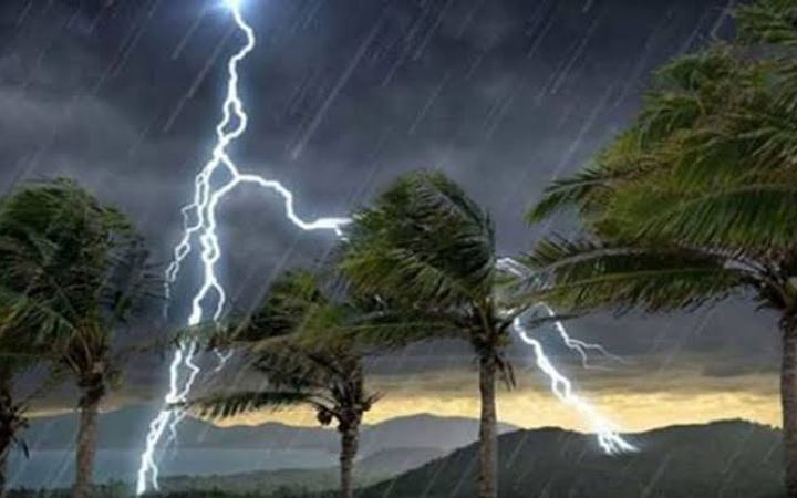দিনাজপুরে বজ্রপাতে গৃহবধূর মৃত্যু