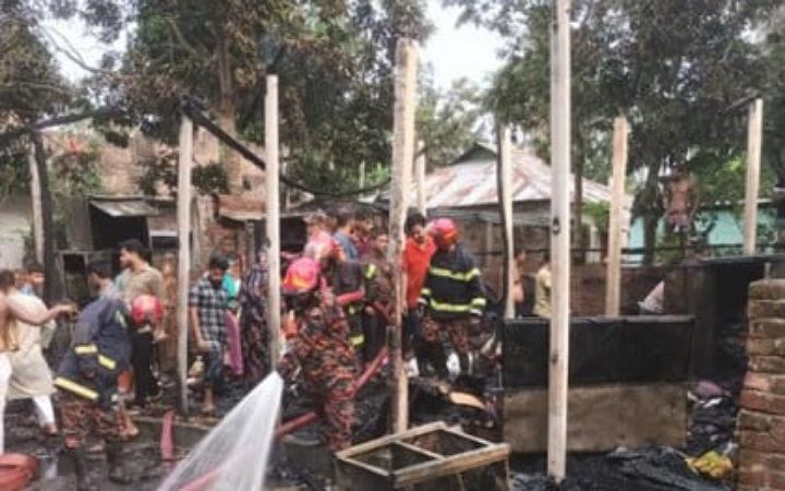লক্ষ্মীপুরে গোডাউনে ও বসতঘরে আগুন