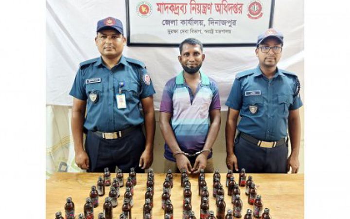 ৫২ বোতল ফেনসিডিলসহ আটক ১