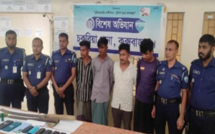 কক্সবাজারে চার ছিনতাইকারী আটক