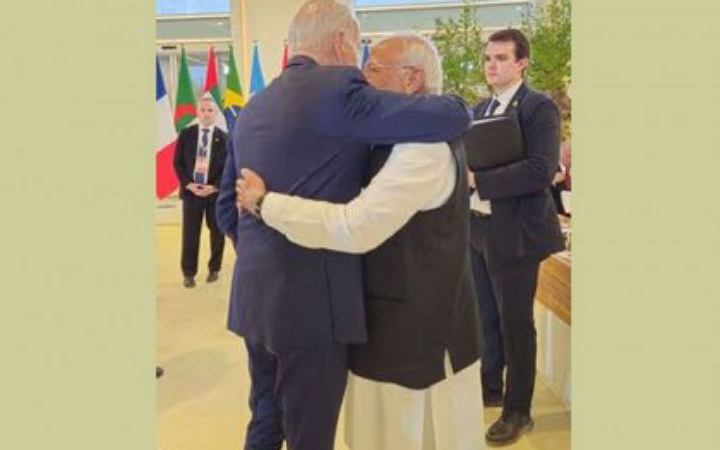 বাইডেনকে দেখেই জড়িয়ে ধরলেন মোদি