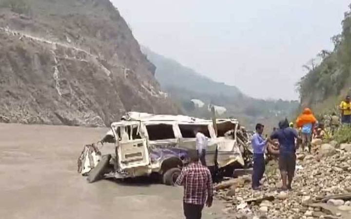 ভারতে যাত্রীবাহী মিনিবাস খাদে পড়ে নিহত ১২