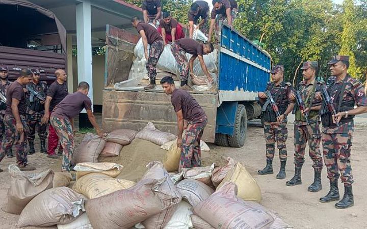 বালুভর্তি ট্রাক থেকে প্রায় ৩০০ বস্তা ভারতীয় চিনি জব্দ