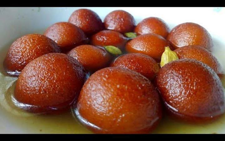 গুঁড়া দুধের গোলাপজাম মিষ্টি বানাবেন যেভাবে