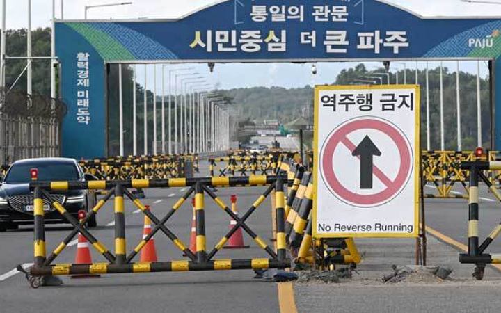 দক্ষিণ কোরিয়ার সীমান্ত স্থায়ীভাবে বন্ধ করার ঘোষণা দিয়েছে উত্তর কোরিয়া