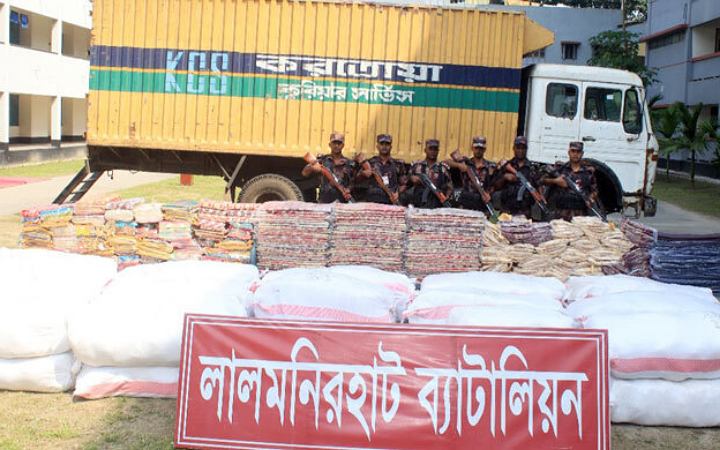 লালমনিরহাটে কুরিয়ার সার্ভিসের একটি গাড়ি থেকে বিপুল পরিমাণ ভারতীয় শাড়ি জব্দ