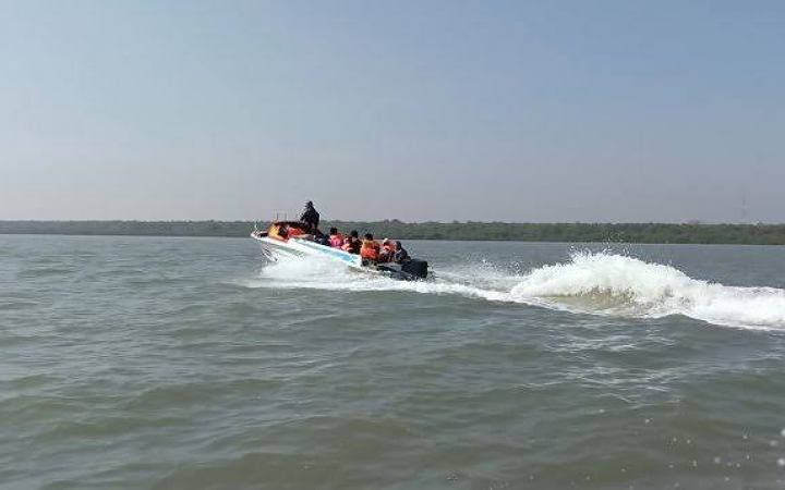 টেকনাফে স্পিডবোট ডুবে শিশু নিখোঁজ