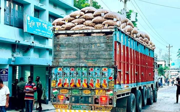 হিলি স্থলবন্দরে টানা ৬ দিন পর আমদানি-রপ্তানি শুরু