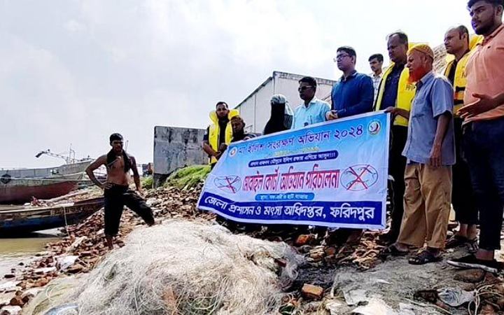 পদ্মা নদীতে মাছ শিকারে সময় ১৫ হাজার মিটার জাল জব্দ