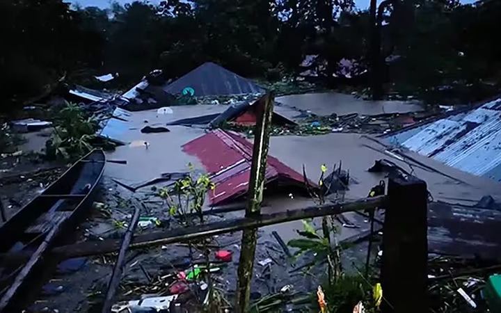 ফিলিপাইনে ঝড়ের আঘাতে : প্রাণহানি বেড়ে ১০০