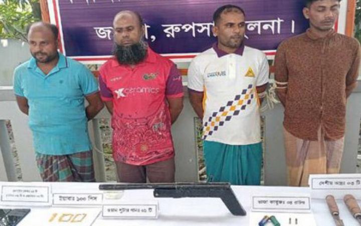 রূপসায় আগ্নেয়াস্ত্র ও গুলিসহ গ্রেফতার ৪ ডাকাত