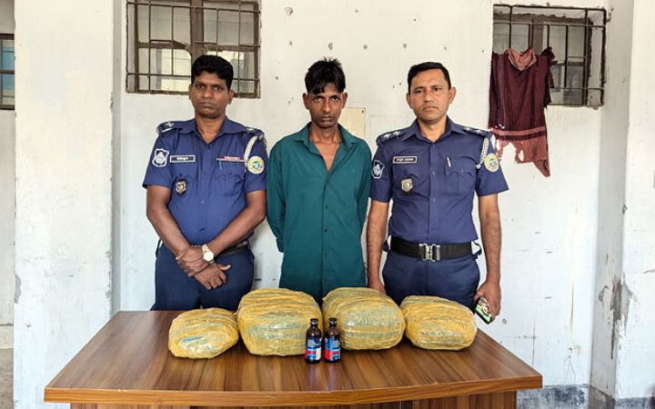 পটুয়াখালীতে ছয় কেজি গাজা ও দুই বোতল ফেনসিডিলসহ আটক ১