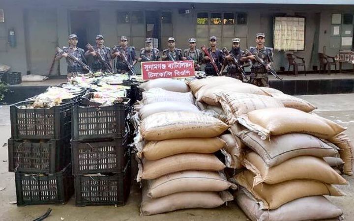 সুনামগঞ্জ সীমান্ত থেকে বিপুল পরিমাণ ভারতীয় অবৈধ পণ্য জব্দ করেছে বিজিবি
