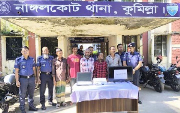 কুমিল্লায় ডাকাতির মালামালসহ ৫ ডাকাত আটক