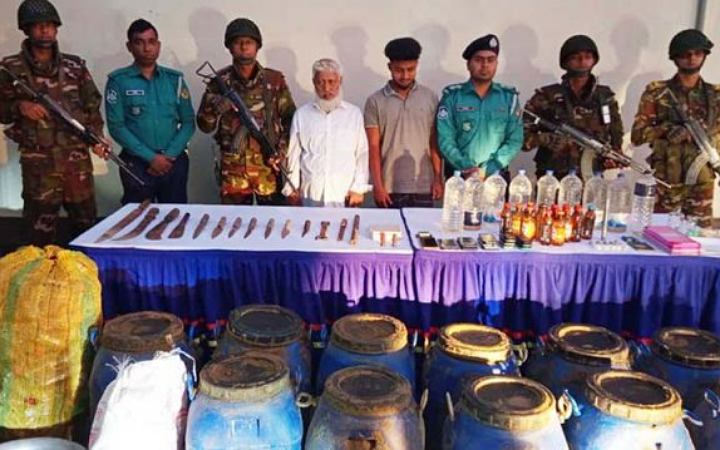 চট্টগ্রামে যৌথবাহিনীর অভিজানে অস্ত্র-মদসহ বাবা-ছেলে গ্রেফতার
