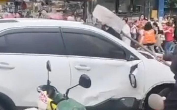 চীনে স্কুলের বাইরে গাড়ি দুর্ঘটনা,শিক্ষার্থীসহ ডজনখানেক মানুষ আহত
